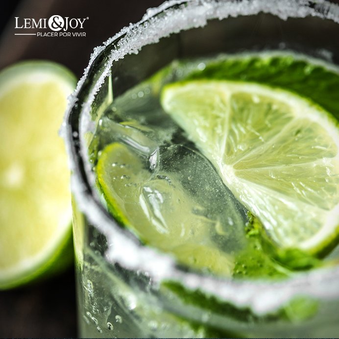 bebida de limón y mezcal