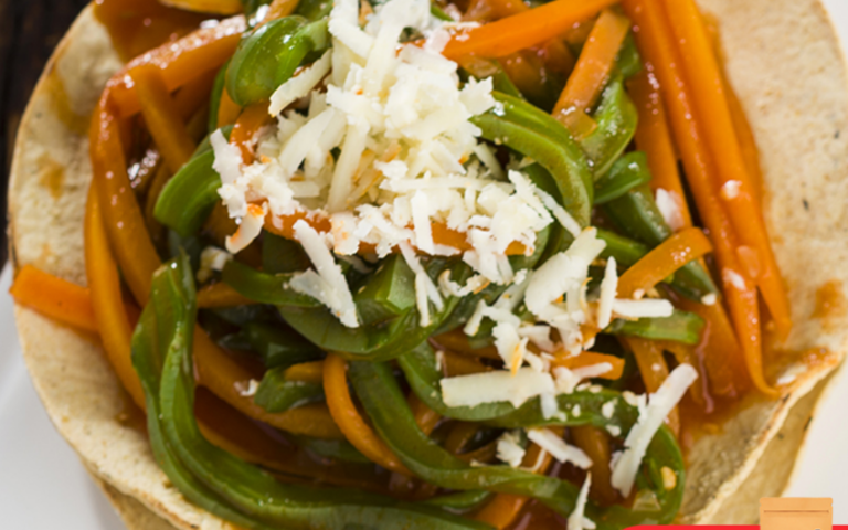 Tostadas de tinga vegana de nopales
